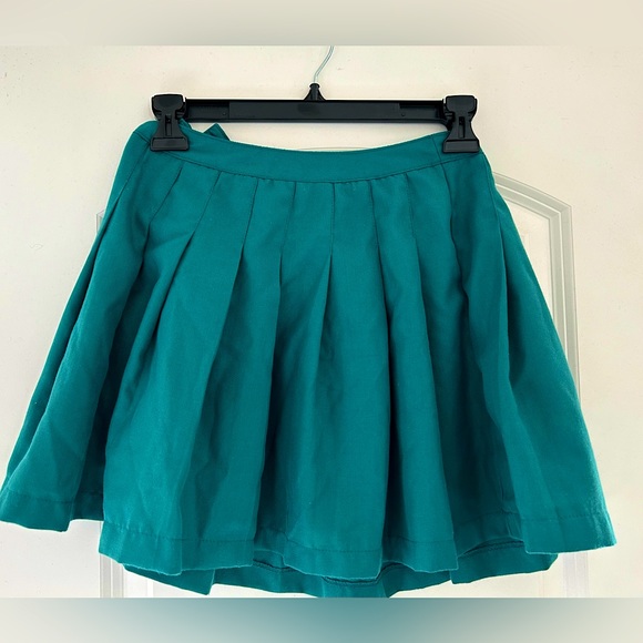 Green miniskirt with a button and zipper - Picture 1 of 3